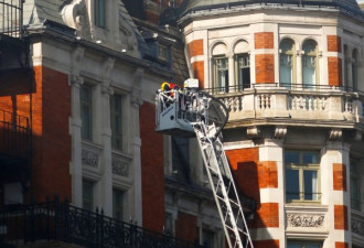 伦敦一五星级酒店大火 近百名消防员投入救援