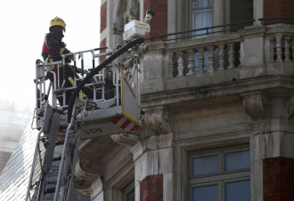 伦敦一五星级酒店大火 近百名消防员投入救援