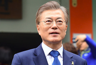 韩国总统文在寅夫妇进行地方选举缺席投票
