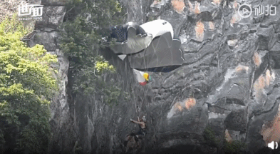 奥地利男子在泰国跳伞，被挂200米峭壁5个小时