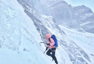 加拿大落基山冰瀑 女子勇敢攀爬场面惊心动魄