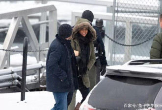 39岁梅根现身加拿大，在大雪纷飞中笑容灿烂