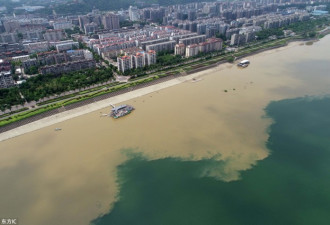 暴雨过后襄阳汉江涨洪水 现半边青半边黄奇景