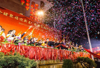 鼠年除夕夜，万人敲钟同贺岁，祈福供奉平安灯