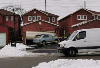 士嘉堡民宅前发生交通事故，SUV撞烂车库门