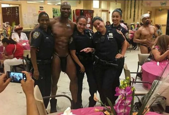 污！4名纽约女警与脱衣舞男合照 面露微笑