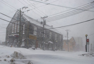 加拿大解除东部暴风雪警报，这个城市已经被埋