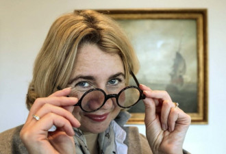 眼镜一族的好消息 英科学家：戴眼镜的人更聪明