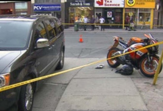 多伦多市中心央街车祸 摩托车手遭车撞命危