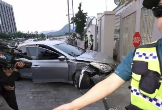 男子驾车撞向美驻韩大使馆被逮捕 哭喊想去美国