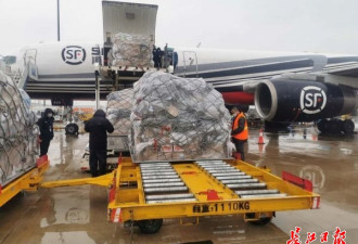 武汉天河机场罕见零出港 35顿医疗物资运抵