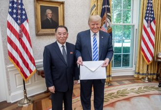 拿着金正恩的信 特朗普又被网民调侃手小了