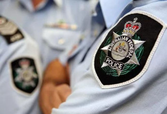 在澳洲遇到抢劫, 歹徒却被警察教训,差点被遣返