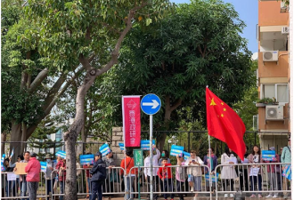 手持国旗和标语发起&quot;包围香港电台&quot;行动