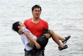 两孩子溺水，爸爸先救自家娃被骂自私