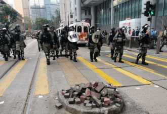 香港暴徒围殴追打警员致4人受伤 政府:无法无天
