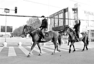 两男子在北京闹市街头骑马 交警回应