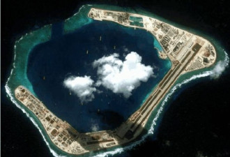 中国南海突现4艘超级航母，迎来一神秘战机
