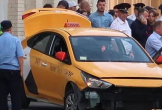 莫斯科出租车撞向人行道人群 司机据称睡着了