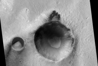NASA发布火星趣照：发现吃豆人陨石坑