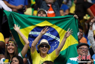 世界杯热潮临近 在巴西人开始囤啤酒了