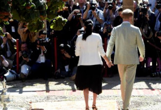 哈里王子夫妇：英国王室倒下的第一张骨牌