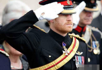 哈里王子的羞辱：被军队开除，禁止再穿军装！