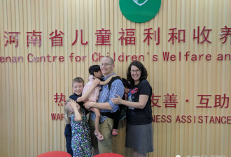 女盲童遭亲生父母遗弃在美国成了一家人