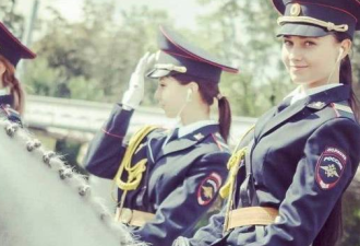 俄女骑警颜值爆表 日网友:太美了!好想被她逮捕