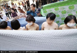 韩女性赤裸街头抗议Facebook性别歧视