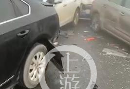 江苏泰州特大桥大雾结冰 31车相撞2人伤