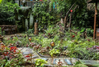 重庆小哥花150万 为父亲造秘密花园吃火锅
