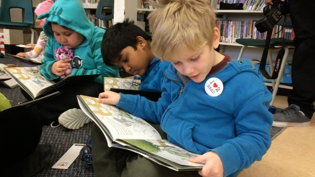 “reading books canada”的图片搜索结果