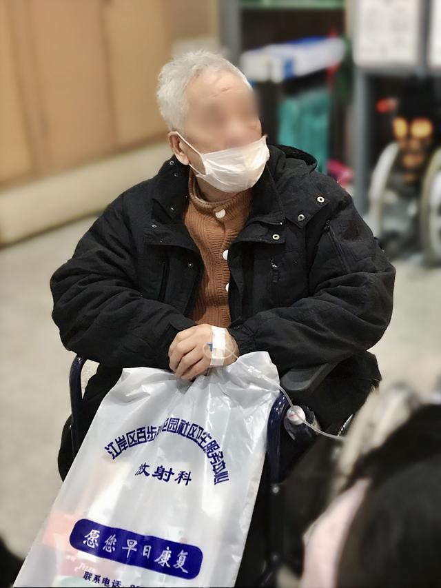 �汉真实口述:“父亲的肺已经全白了,但医生仍说没有权力确诊”;“6家医院都进不去”