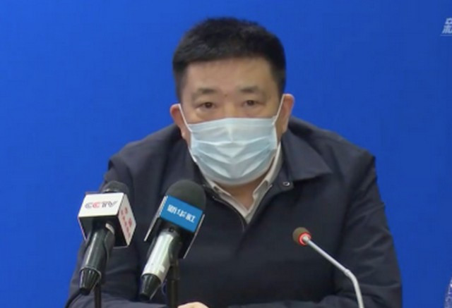 �汉市长周先旺自称从疫区回来，因�26日他戴口罩出�新闻发布会。（新华社视频截图）