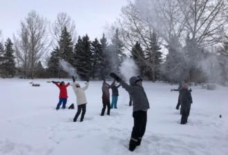UBC学子群体裸奔，大爷大妈激情雪地热舞