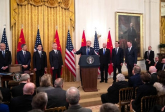 中美协议签署仪式上有趣一幕 川普不忘再度抱怨