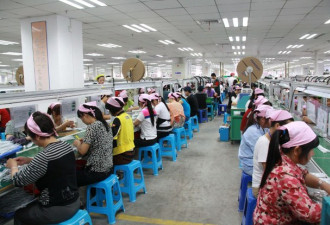 美国机构认为 富士康工厂违反中国劳动法