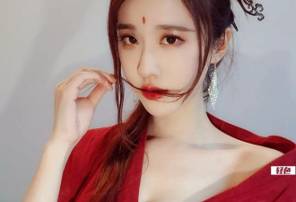完美身材让你垂涎的主播 少女与御姐的合体