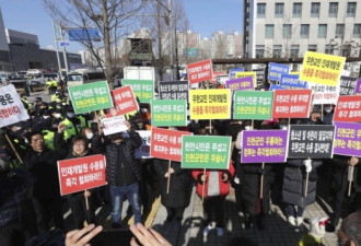 韩国撤侨行动开始，气氛紧张，民众反对隔离