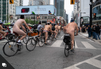 亮眼！150名多伦多男女裸骑组成另类风景线