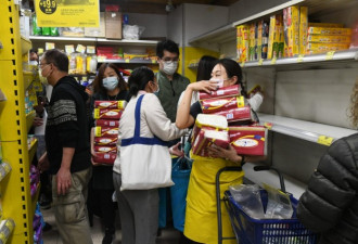 谣传内地工厂停工 香港全城抢厕纸 超市被扫空