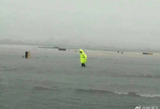 广州被暴雨覆盖：白云机场变成了“码头”