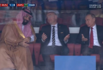 世界杯首秀俄罗斯进球后，普京摊手姿势走红