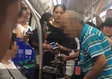 武汉地铁：一大爷向一大妈要座遭拒 反手一耳光