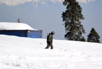 印度军官在雪地上摔了一跤 摔出了大事！