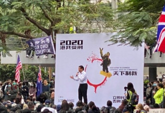 香港民众集会促政改  警方又放催泪弹