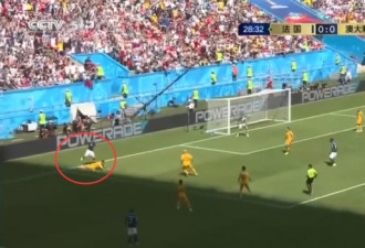 世界杯比赛用球破了，球员踏空差点摔倒