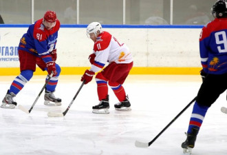 普京和白俄总统打冰球 梅德韦杰夫观看