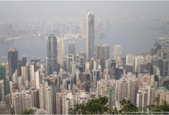 重拳连击 香港十年来经济首次衰退